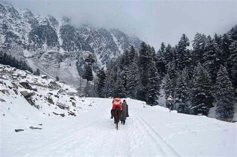 HEAVY SNOWFALL IN KASHMIR