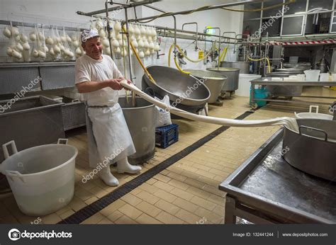 Caciocavallo cheese making – Stock Editorial Photo © javarman #132441244