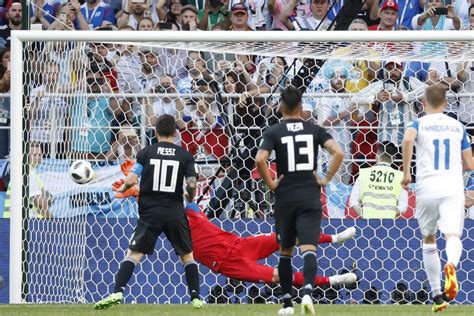 Watch: Lionel Messi denied on penalty kick by Iceland goalie - UPI.com