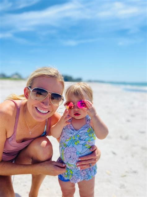 PHOTO Kayleigh McEnany On The Beach In Bikini With Her Daughter Saturday In Florida