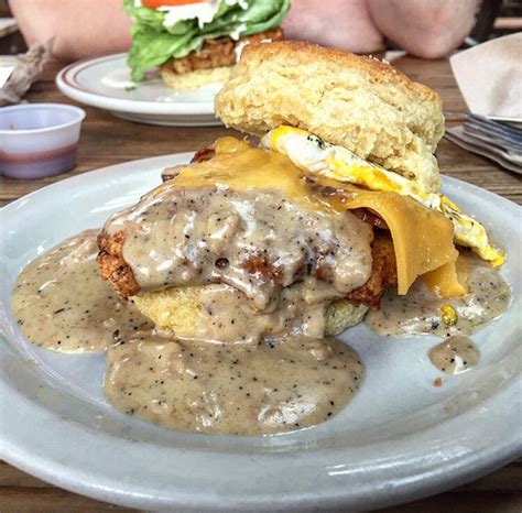 Fried Chicken And Gravy Biscuit Sandwich : Damn That Looks Good