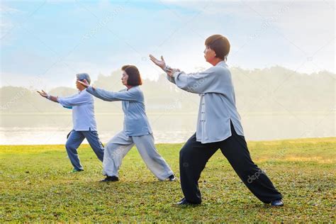 grupo de personas practican Tai Chi Chuan en un parque 2024