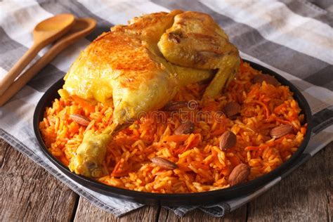 Alimento Arabo: Kabsa Con Il Primo Piano Delle Mandorle E Del Pollo Su Un Piatto Immagine Stock ...