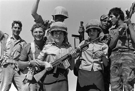 Israeli troops celebrate their victory in the Six-Day War, June 1967 [3522 × 2382] : r/HistoryPorn