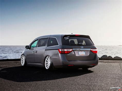 Slammed Honda Odyssey, rear