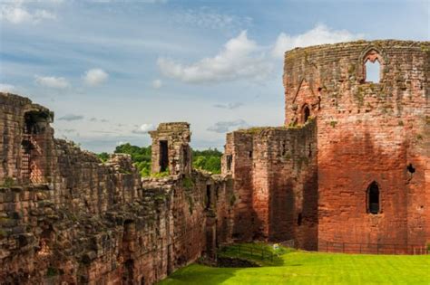 Bothwell Castle, History & Visiting Information | Historic Scotland Guide