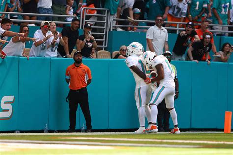 Tyreek Hill Does Handcuff Celebration After Scoring Touchdown