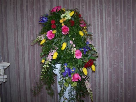 Unique Cascading Floral arrangement – Blumen Luneas