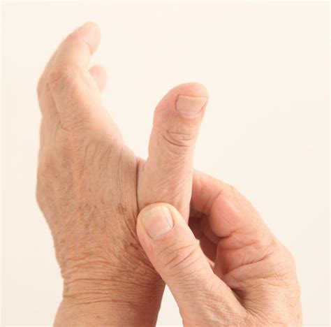 What Are the Symptoms of Thumb Gout? (with pictures)