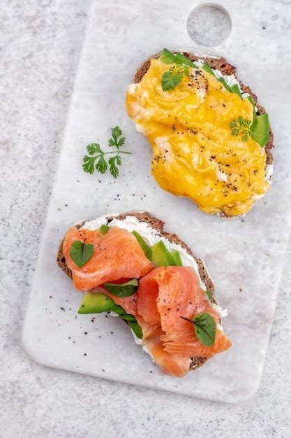 Premium Photo | Scrambled eggs with smoked salmon cream cheese and ...