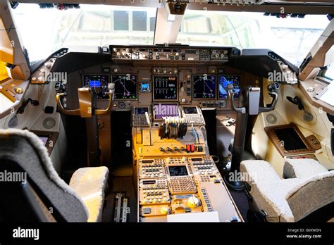 Boeing 747 cockpit hi-res stock photography and images - Alamy