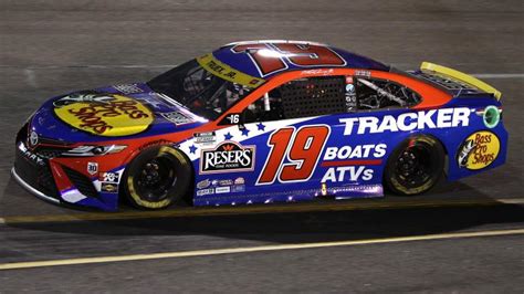 Martin Truex Jr. Wins at Richmond, Enters Round of 12