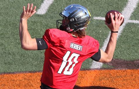 How Justin Herbert compared to other QBs in first Senior Bowl practice ...