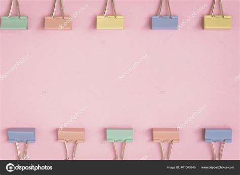 Flat lay colorful paper clip pattern on a pink paper — Stock Photo © life_killer_2030@hotmail ...