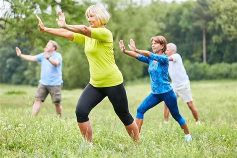 Ejercicios y beneficios del taichí para adultos mayores - Mejor con Salud