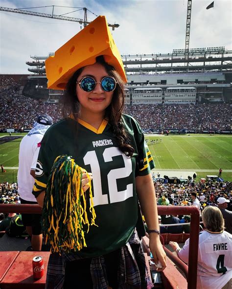 Packers Fans Cheeseheads / Packers Tailgating Scene Outside Lambeau Is ...