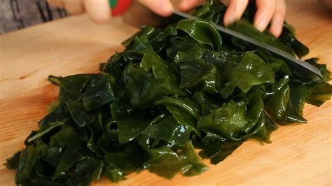 Sweet & sour seaweed salad (Miyeok-muchim) recipe - Maangchi.com