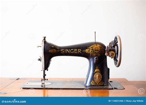 Antique Singer Sewing Machine Editorial Photo - Image of singer ...