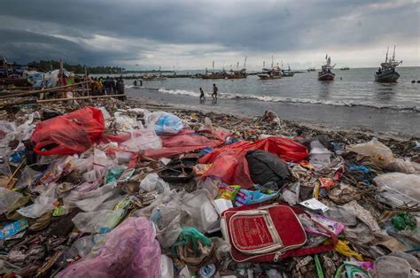 FOTO: Sampah Limbah Rumah Tangga Menumpuk di Pesisir Pantai Labuan Pandeglang