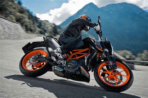 KTM Offers Black Color in 2014 Duke 390; Picture Gallery