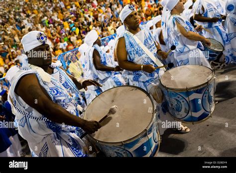 La batterie de l'école de samba portela effectuée pendant le défilé du carnaval au sambadrome de ...