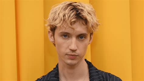 Troye Sivan Releases 'Got Me Started' Music Video - los40.us