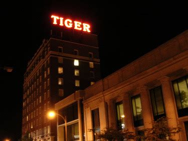 Tiger Hotel in Columbia, MO - Service Noodle