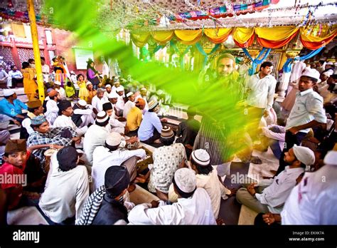 A Crowd Of Muslim Men Worshipping At A Shrine; India Stock Photo - Alamy