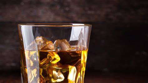 Here’s Why You Should Drink Whiskey On the Rocks - News Kotta