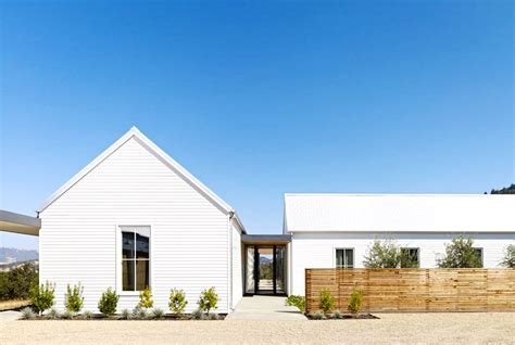 HEALDSBURG GABLE ROOF MODERN - ARCHITECT TOUR | COCOCOZY | Modern farmhouse exterior ...