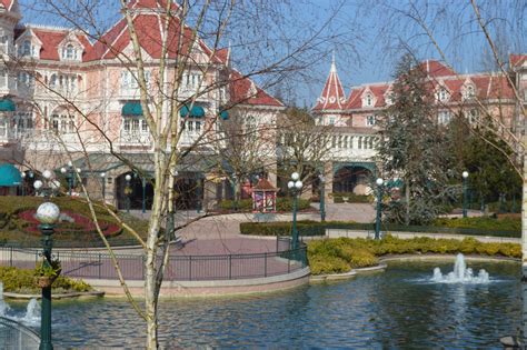 Disneyland Paris entrance Disneyland Paris, Entrance, Canal, Mansions ...