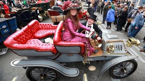 Car show closes London streets for motoring weekend - BBC News