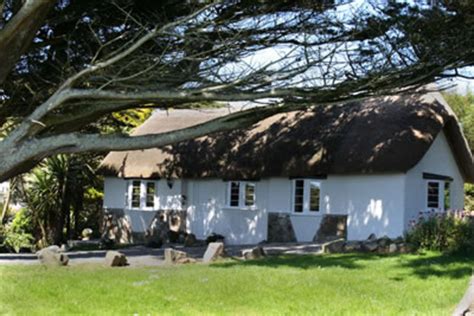 Cornwall Seaside Cottages overlooking the beach and sea | Seaside Cottages Cornwall