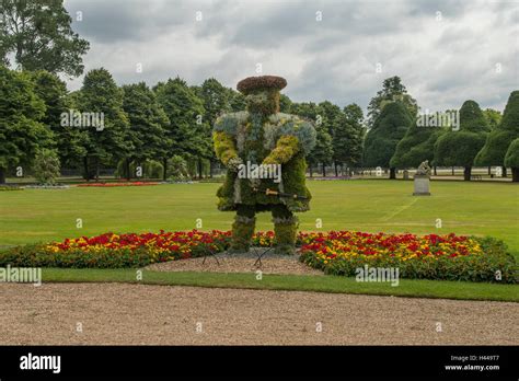 Floral Henry VIII, Gardens, Hampton Court Palace, Richmond, London ...