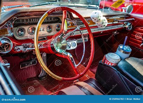 1960 Pontiac Bonneville 4 Door Hardtop Editorial Image | CartoonDealer ...