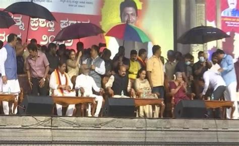 Rajinikanth Attends Karnataka Ratna Award Ceremony To Honour Late ...