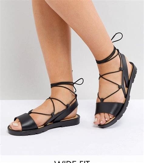 28 Cute Pairs Of Sandals For Wide Feet