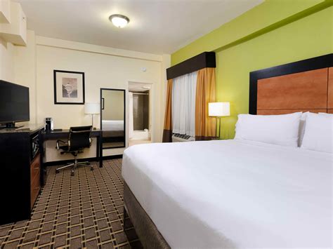 Downtown Atlanta Hotels Near Georgia Aquarium | Holiday Inn Express ...