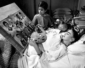 FRIDA KAHLO PAINTING IN BED AFTER A 1925 BUS ACCIDENT - 8X10 PHOTO ...