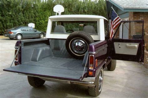 1977 FORD BRONCO CUSTOM 1/2 CAB - Rear 3/4 - 116197