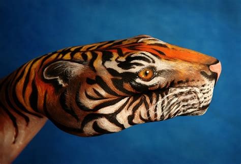 Hand Paintings by Guido Daniele | Amusing Planet