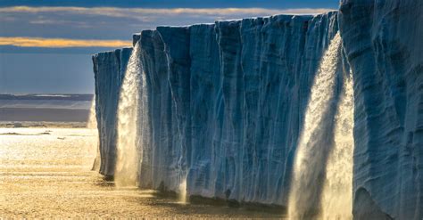 Bearing Witness to Svalbard’s Fragile Splendor - The New York Times