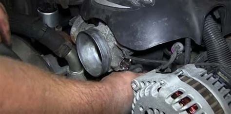 Chevrolet Silverado 1999-2006: How to Replace Throttle Position Sensor ...