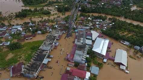 Indonesia floods kill at least 31, thousands displaced | CBC News