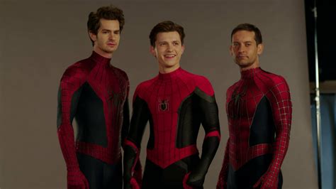 2560x14402020 Tom Holland Andrew Garfield and Tobey Maguire Peter Parker Spider-Man ...