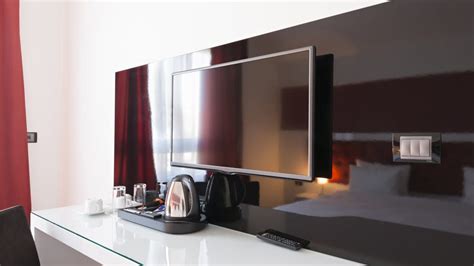 How to Outsmart Your Hotel Room TV and Use Its HDMI Ports for Anything ...