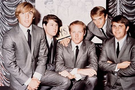 The Beach Boys publica una versión a capella de "Surf's Up"