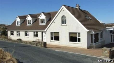 Daniel O'Donnell's childhood home in Donegal up for sale - BBC News