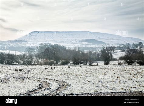 Pendle Hill Snow Stock Photos & Pendle Hill Snow Stock Images - Alamy