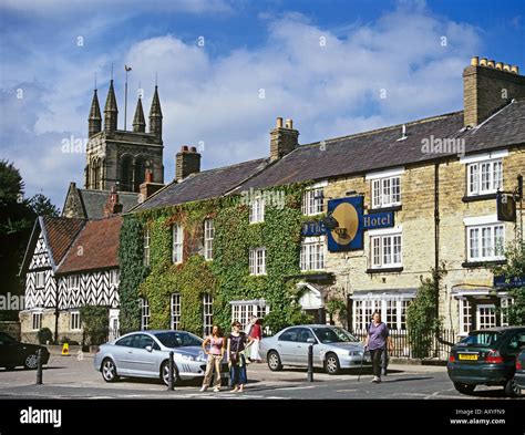 HELMSLEY NORTH YORKSHIRE UK September The Black Swan Hotel flanking Stock Photo: 9681560 - Alamy